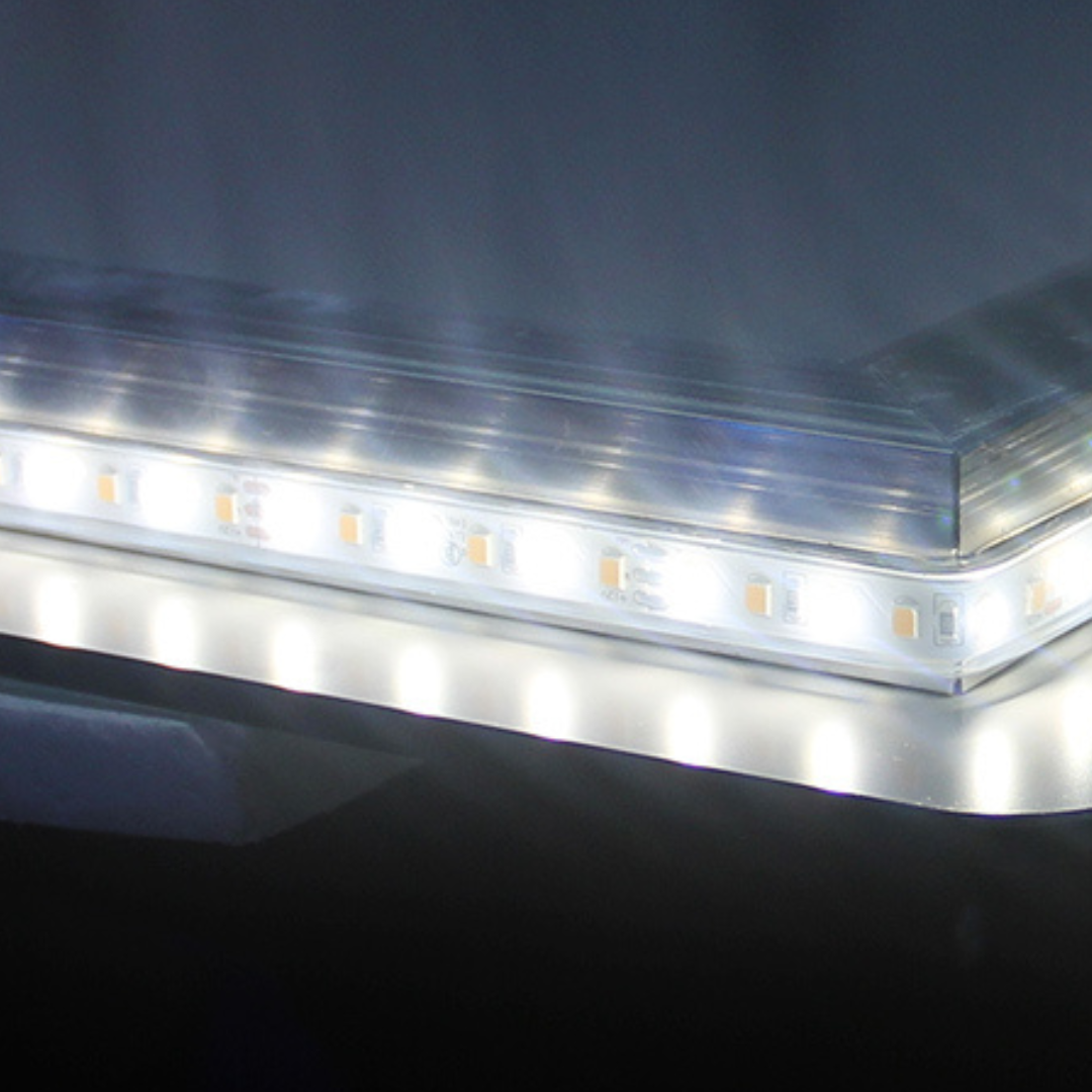 Maatwerk LED Badkamerspiegel Lori – Bluetooth & Speakers – Digitale klok – Vergrotingsspiegel – Anti-condens verwarming