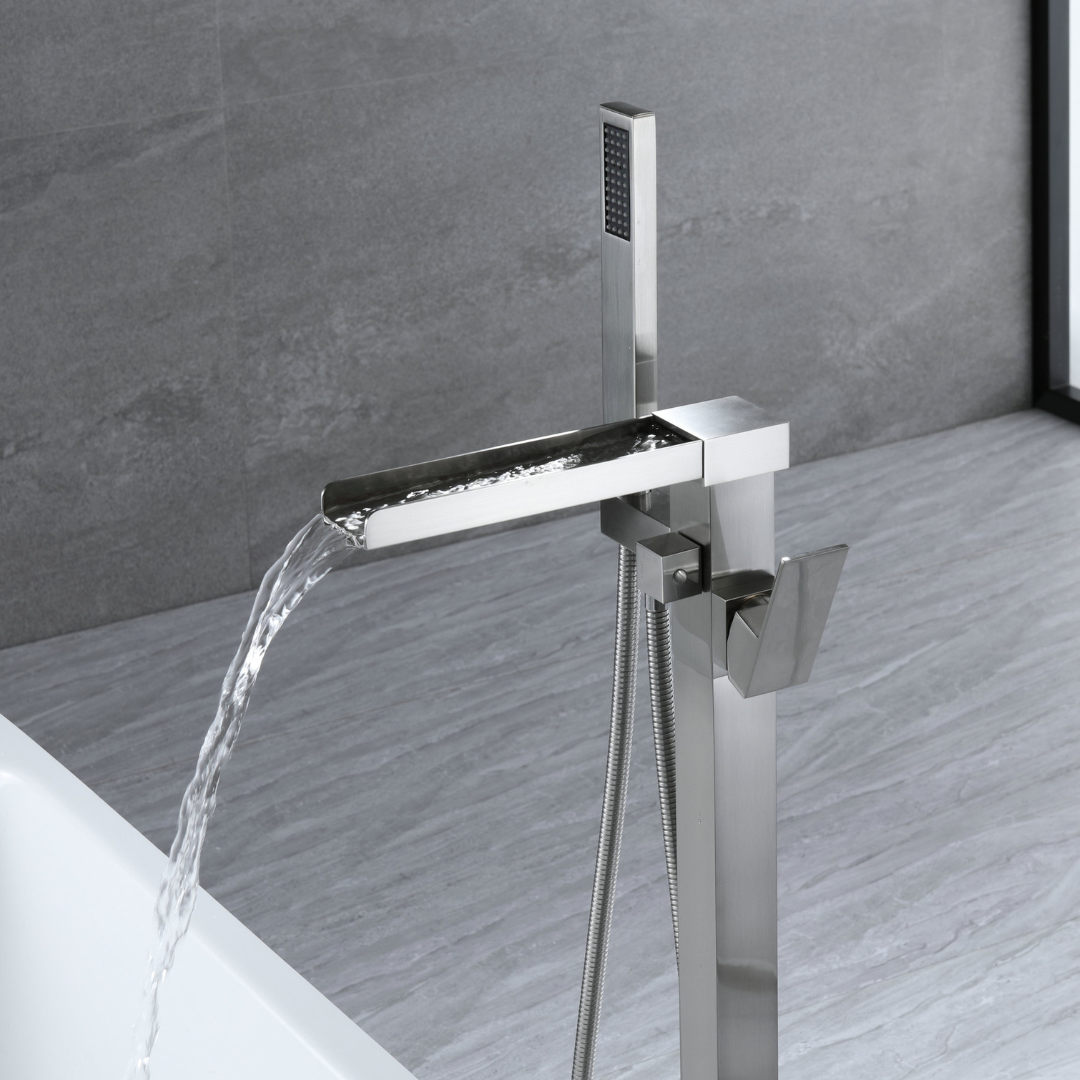 Vrijstaande Badkraan Lisandro – Watervaluitloop – Brushed nickel