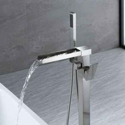 Vrijstaande Badkraan Lisandro – Watervaluitloop – Brushed nickel